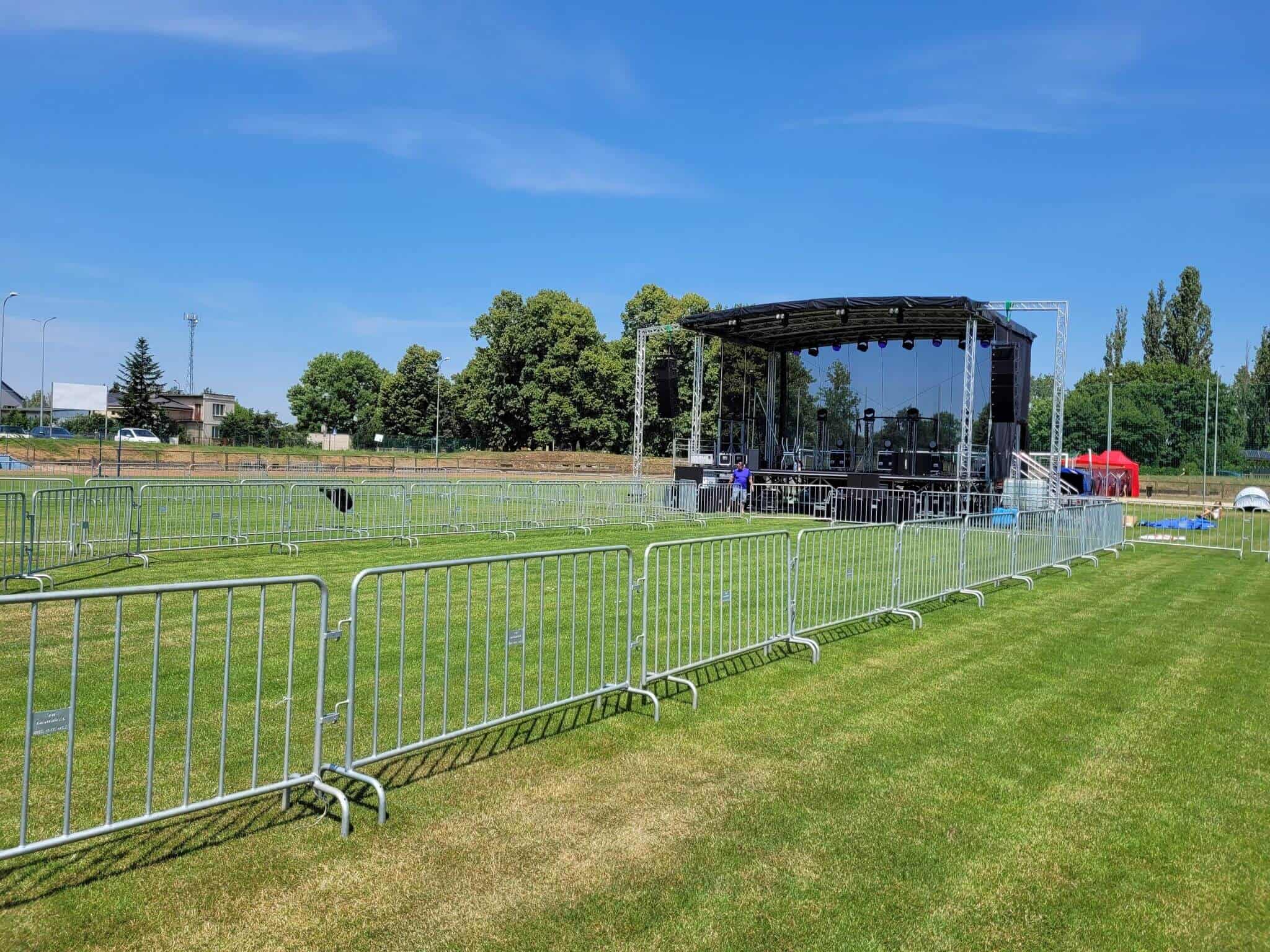 Barierki ochronne na imprezie masowej – co warto wiedzieć?