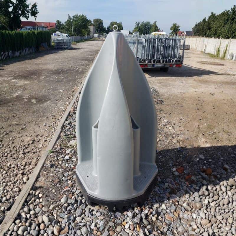 Pisuar przenośny z trzema stanowiskami