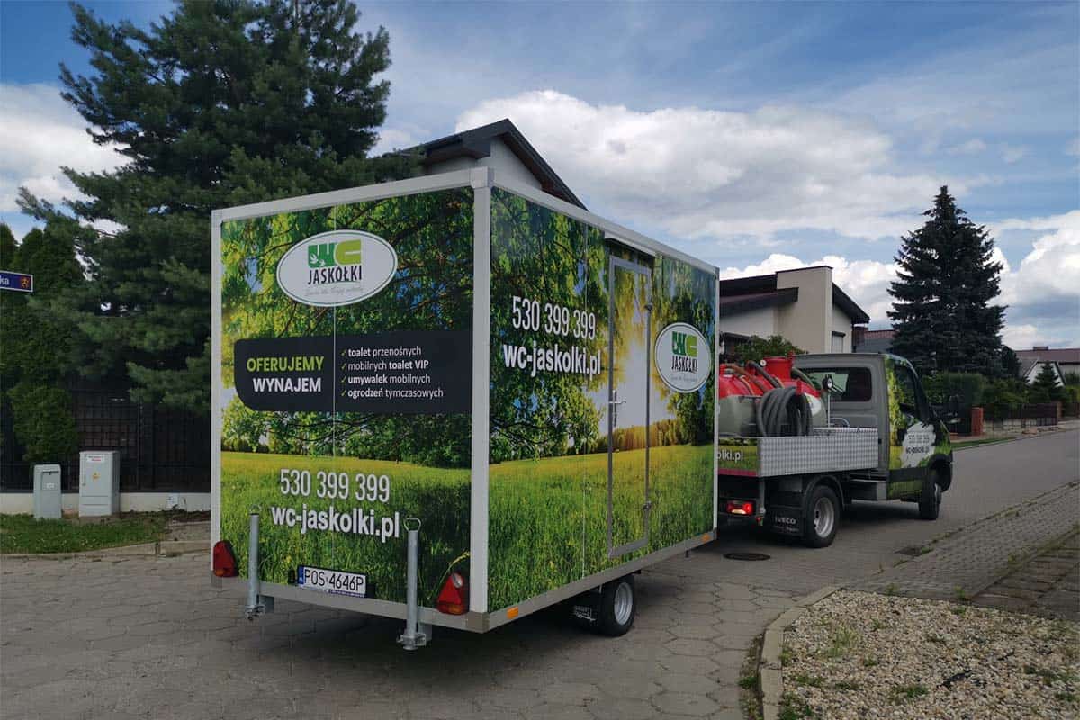 Jak dbać o higienę w toaletach przenośnych? Kluczowe aspekty serwisu