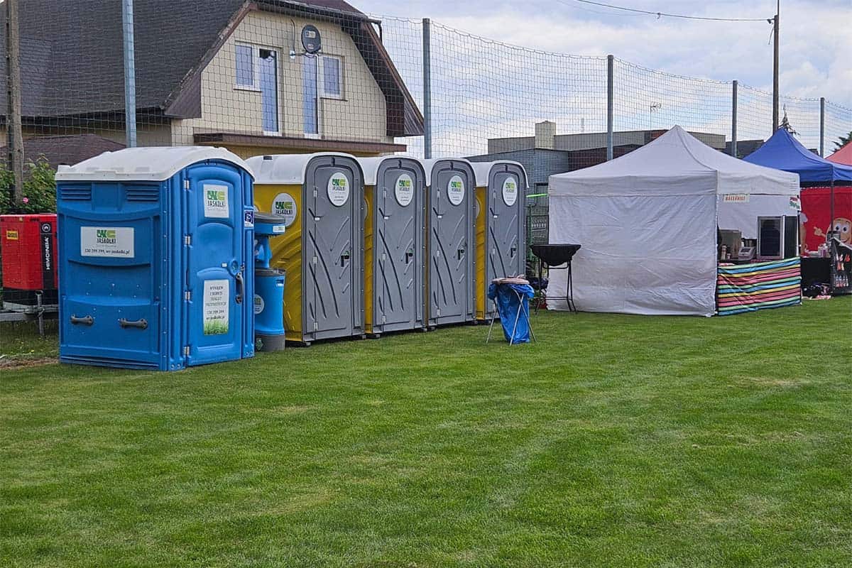 Pomysł na udane wydarzenie plenerowe – strefa sanitarna od A do Z