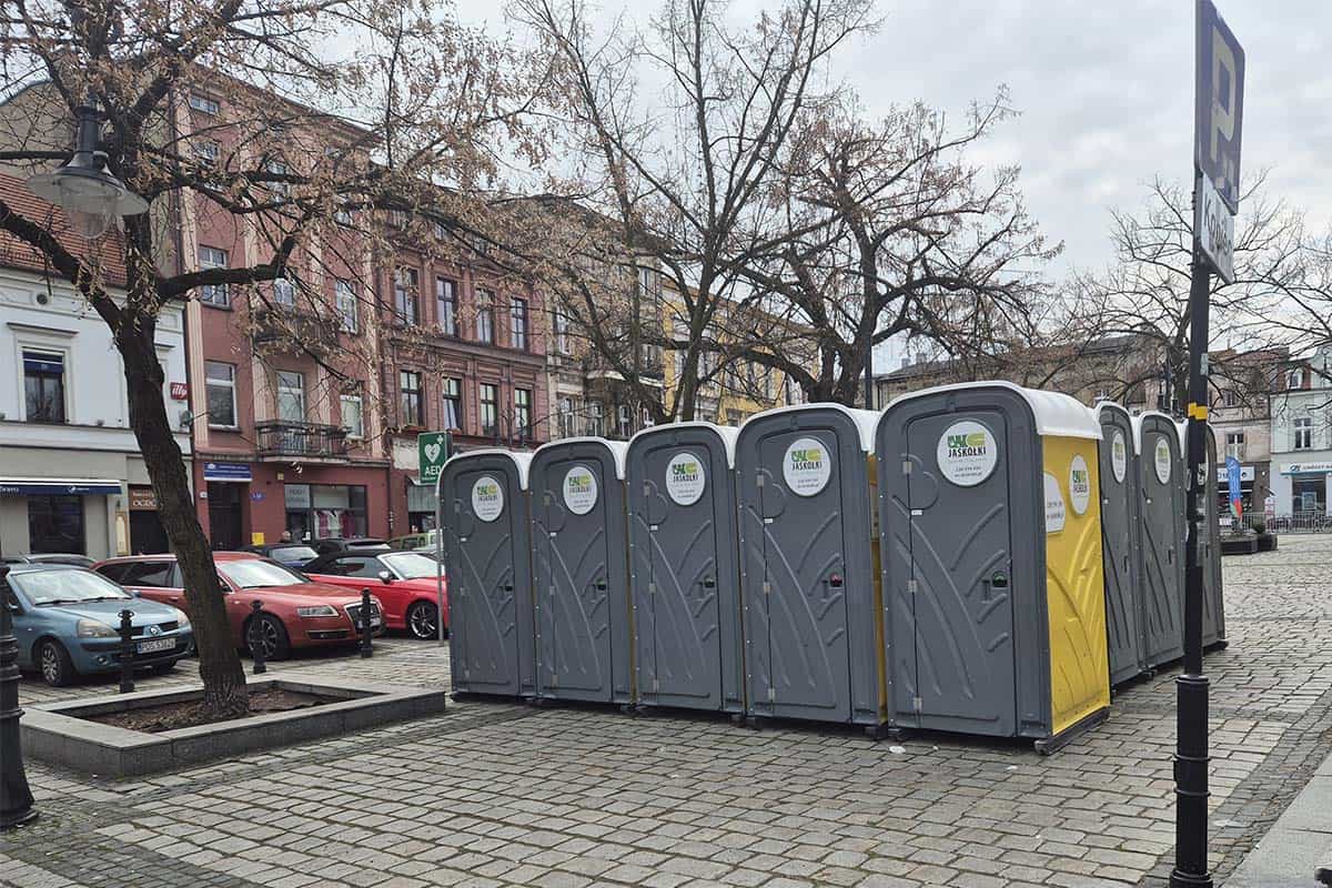 Toalety na wydarzenia sportowe – jak skutecznie zaplanować zaplecze sanitarne?